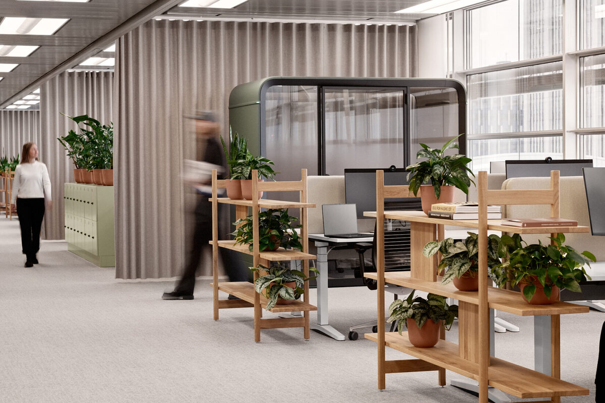 Modern office in Tripla: workstations, green meeting pod and plants (Fyra / SAP space)